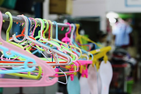 Cintre de couleur : boostez l'image de votre boutique !