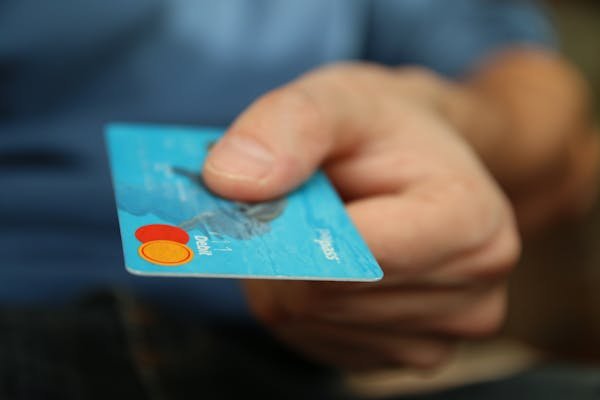Les meilleures cartes bancaires prépayées : atouts et options à considérer